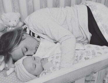 Η ιστορία πίσω από τη viral φωτογραφία της μαμάς που κοιμάται με το μωρό της